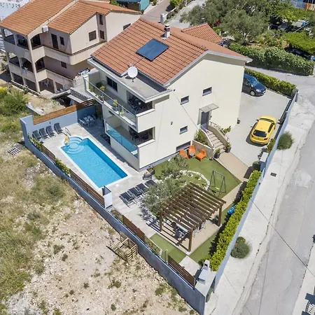 Apartman Two Bedroom With Terrace Cvita A2 *